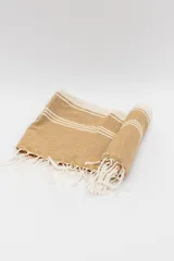 Lona de playa rectangular con diseño estampado a rayas rojas y blancas.