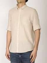 Camisa color ladrillo de lino y algodón, con cuello abotonado, manga 3/4 con puños arremangados, corte clásico y bolsillo de parche en el pecho.