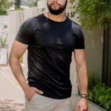 Remera negra de algodón con cuello redondo y mangas cortas.
