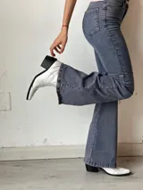 Pantalón de jean celeste con corte semioxford, con detalle de costuras horizontales en las rodillas.