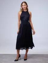 Vestido midi de gasa lurex color azul con cintura elastizada y espalda con escote. Tiene forro interno a tono.