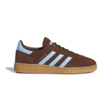 Championes Adidas Originals Handball Spezial de gamuza color marrón con detalles en celeste y suela de goma color caramelo.