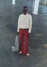 Sweater color crema de tejido de punto grueso con terminaciones de canalé, cuello redondo, diseño recto y tejido bouclé.