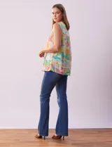 Blusa sin mangas en gasa estampada, marca Zac & Rachel. Escote en V y abertura central con botones. Hombros con detalle de puntilla. Terminación de ruedo en capas.
