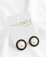 Par de aros circulares con centro de perla sintética, borde negro y detalles dorados.
