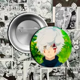 Pin redondo de 3.7cm de diámetro con la imagen de un personaje de anime de cabello blanco y ojos amarillos, con sangre en el rostro, sobre un fondo verde vibrante. El pin está rodeado de recortes de manga en blanco y negro.