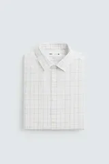 Camisa blanca con estampado de cuadros en tonos grises y amarillos, de corte regular fit, cuello italiano, manga larga con puños abotonados y cierre frontal con botones.