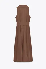 Vestido midi marrón sin mangas, con cuello solapa, escote en pico, cierre frontal con botones y cinturón de la misma tela con hebilla metálica.