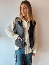 Sobrecamisa de muselina color crudo, de corte oversize, con mangas largas y puños fruncidos con voladito.