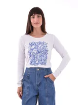 Remera blanca de mangas largas con estampado abstracto en azul.