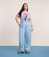 Mono peto de jeans celeste confeccionado en algodón certificado BCI. Tiene breteles anchos ajustables, bolsillos delanteros y traseros, y bajo largo.