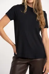 Remera negra de viscosa con elastano, corte ajustado y mangas cortas.