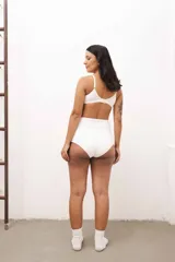 Culotte maternal blanco de algodón con doble tela, sin elásticos que marquen. Ideal para embarazo y postparto.