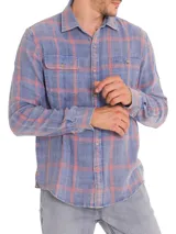 Camisa de manga larga RKF modelo Bradford, con patrón a cuadros en tonos marrón y beige. Cuenta con cuello camisero, cierre con botones, dos bolsillos en el pecho con tapeta y botón de madera, y corte modern fit.
