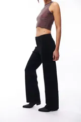 Pantalón de vestir negro de corte recto.