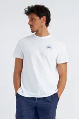Remera de algodón color blanco con diseño gráfico frontal y corte clásico.