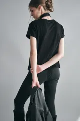 Remera de algodón negro con calce relajado, escote redondo y estampa bordada de guitarra en lentejuelas.