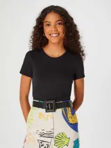 Top corto negro de manga corta, con cuello redondo y tejido acanalado.