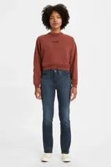 Jeans Levi's® 314 Shaping Straight de tiro medio, corte ajustado en cadera y muslos, y pierna recta. Confeccionados con tecnología Tummy-Slimming y Levi's® Sculpt Hypersoft para mayor comodidad y ajuste.