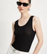 Musculosa verde oliva de punto texturizado, con breteles anchos y cuello redondo.