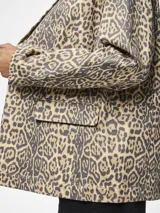 Blazer con estampado animal print en tonos beige y gris, de corte clásico con solapas y bolsillos delanteros.