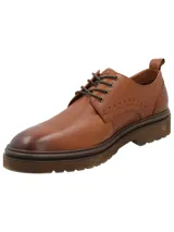 Zapato acordonado color marrón de cuero graneado, con suela de goma liviana y punta redonda.
