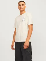 Camiseta color crema de manga corta y cuello redondo con estampado azul de un pollo con la frase "Hot Chicken" y el logo de la marca.