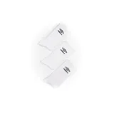 Pack de tres pares de medias deportivas blancas, caña media, con el logo de Umbro bordado en negro en la parte superior.