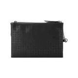 Bandolera Guess color negro con estampado del logo de la marca en toda la superficie, correa de cadena y correa ajustable de cuero sintético.