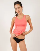 Musculosa celeste de microfibra sin costuras y bretel ancho.