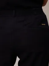 Pantalón negro de lino y algodón, de corte recto y tiro alto.