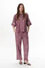 Blusa azul de lino con escote barco y mangas 3/4 con detalle de ribete blanco.