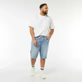 Bermudas de jean celeste con cintura elastizada y cordón ajustable.