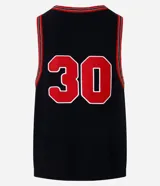 Musculosa negra de punto con cuello redondo y bies contrastante en rojo. Estampado frontal con el número 30 y logo de la marca.