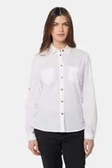 Camisa blanca de lino lisa, de manga larga con botones metálicos personalizados, dos bolsillos en el pecho y presilla en manga.