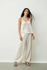 Pantalón negro de corte recto.