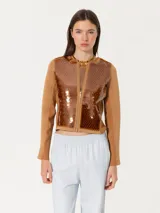 Hoodie marrón de tela de punto con recortes tejidos y lentejuelas en el delantero. Tiene terminación roll up en el escote y cierre frontal.