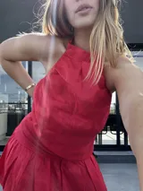 Falda roja corta acampanada de lino, con cintura alta y cierre invisible en la espalda.