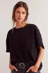 Remera negra de algodón con detalle de encaje en forma de V en el frente y mangas cortas.