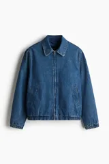 Campera de denim azul con cuello clásico, cierre frontal con cremallera, bolsillos laterales insertados al bies, un bolsillo interior, puños y bajo con elástico revestido. Forrada y de corte estándar.