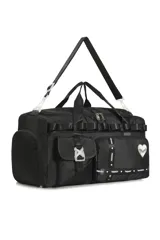 Bolso tipo duffel negro con múltiples bolsillos externos, correa de hombro ajustable y asas de mano.