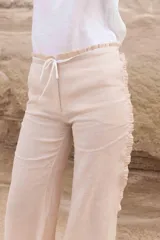 Pantalón marrón de lino con volados laterales y en la pretina, corte recto y detalles a contratono.