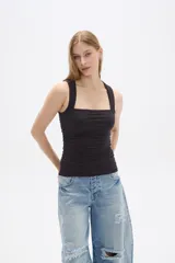 Musculosa negra ajustada al cuerpo, sin mangas y con cuello recto.