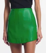 Minifalda negra de cuero sintético con recortes verticales estilo corset y cierre lateral.