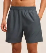 Bermuda deportiva masculina color gris, confeccionada en poliéster y elastano. Posee cintura elástica, cordón interno ajustable y estampa localizada refletiva.