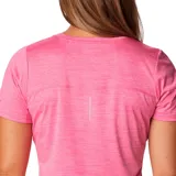Remera deportiva Columbia color gris con estampado de líneas horizontales y logo de la marca en el pecho.
