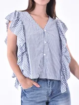 Camisa de mangas cortas con cuello en V y volados en los hombros, a rayas verticales azules y blancas.