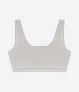 Top tipo bralette sin aros ni copas, color beige claro, con escote cuadrado y tirantes medianos. Presenta una banda inferior texturizada con doble línea horizontal.