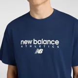 Remera de manga corta color azul marino con cuello redondo y estampado frontal con el texto "new balance ATHLETICS" y el logo de la marca en blanco.