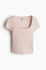 Remera corta de punto acanalado color rosa pálido, con escote cuadrado y ribete de picot.